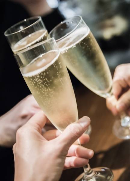 Cocktails der toppes med champagne